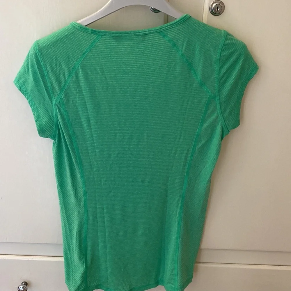 Green T-Shirt North Face Cap Sleeve V Neck Hiking Running Athletic Tee Small - Picture 5 of 5